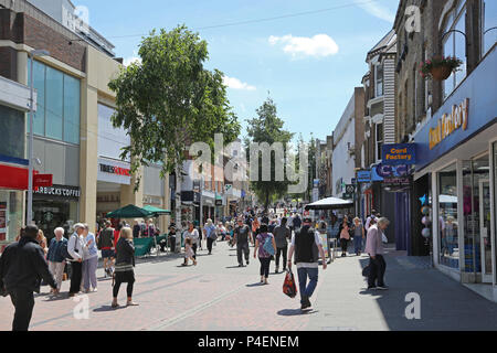 Shopper in Sutton High Street, South London Stockfoto