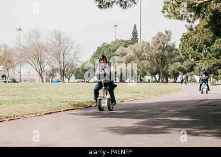 Lissabon, 18. Juni 2018: Touristen oder Leute gehen zu Sitway auf dem City Park in der bilem Region Stockfoto