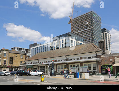 Außenansicht von Sutton Station in Süd- London, UK. Traditionelles viktorianisches Gebäude erstreckt sich über die folgenden Zeilen. Zeigt den Haupteingang und Taxistand. Stockfoto