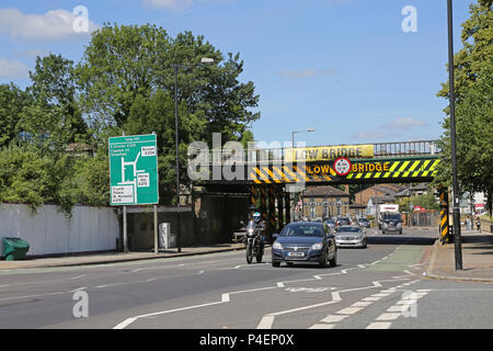 Niedrige Eisenbahnbrücke auf der Londoner South Circular Road in Tulse Hill, Großbritannien. Ein notorischer Gefährdung für hohe Fahrzeuge - einschließlich Busse. Stockfoto