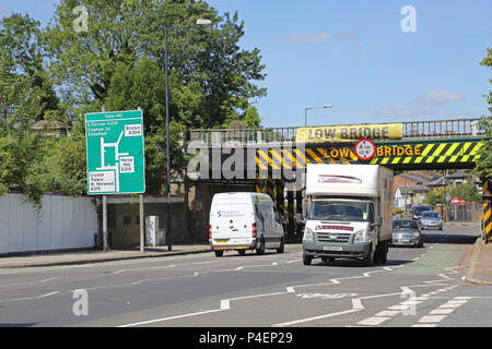 Niedrige Eisenbahnbrücke auf der Londoner South Circular Road in Tulse Hill, Großbritannien. Ein notorischer Gefährdung für hohe Fahrzeuge - einschließlich Busse. Stockfoto