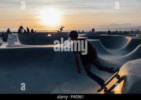 Skateboarder bei Sonnenuntergang Venedig Skateboard Park in Venice Beach, CA United States Stockfoto