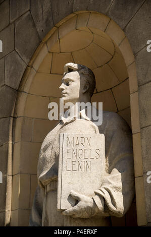 Porträt Modell worker Skulptur holding Buch mit Namen von Marx, Engels, Lenin und Stalin name gelöscht werden nach 1956 von Palac Kultury i Nauki PKiN Stockfoto