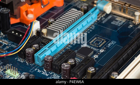 Motherboard mit sichtbaren PCI Express Steckplatz, Kühlkörper, Speicher, CPU-Sockel in Blau. Stockfoto