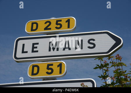 Die lokale Straßenschild in der Ortschaft Roézé-sur-Sarthe, Pays-de-la-Loire, zeigt das berühmte iconic Straßenschild für die 24 Stunden von Le Mans Stadt Stockfoto