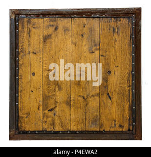 Ein Brett von Holzbohlen in einem rostigen Metallrahmen mit Nieten auf weißem Hintergrund gemacht Stockfoto