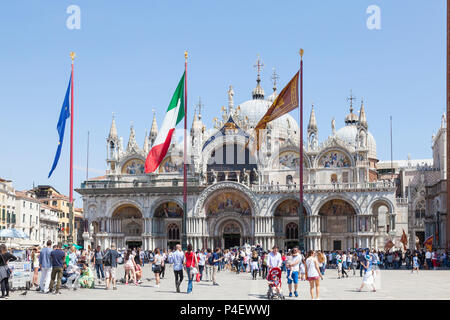 Flaggen vor St Marks Kathedrale am Jahrestag der Befreiung, die Piazza San Marco, San Marco, Venedig, Venetien, Italien fliegen Stockfoto