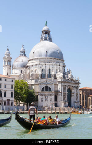 Gondeln mit Touristen vor der Basilika di Santa Maria della Salute, Grand Canal, Dorsoduro Venedig, Venetien, Italien im frühen Morgenlicht Stockfoto