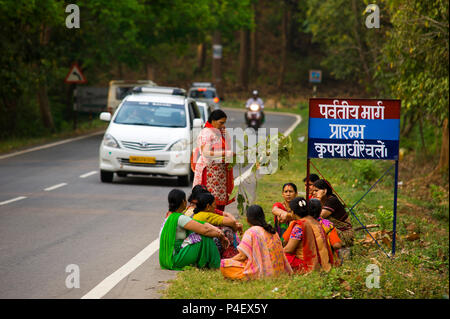 Indischer womans an Kaladhungi-Nainital Road in der Nähe von Corbett Jungle, Kaladhungi, Uttarakhand, Indien ruhen Stockfoto