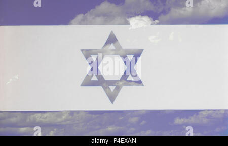 Flagge Israel einen Hintergrund von blauem Himmel und Wolken closeup Stockfoto