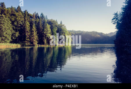 Einem ruhigen See unter den nebligen Berge von Bayern. Stockfoto