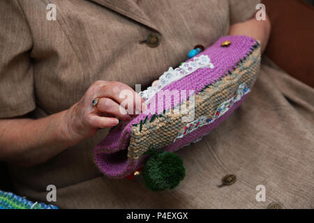 Allgemeine Ansichten des Strickens und Stiften in einem Stift Kissen, UK. Stockfoto