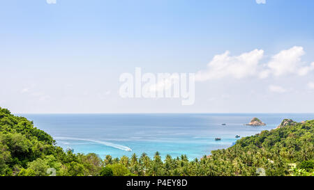 Schöne Natur Landschaft blaue Meer bei Aow Leuk Bay unter dem Sommer Himmel von hoher malerischer Blick auf Koh Tao ist eine berühmte Touristenattraktion Stockfoto