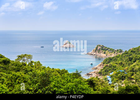 Schöne Natur Landschaft blaue Meer bei Aow Leuk Bay unter dem Sommer Himmel von hoher malerischer Blick auf Koh Tao ist eine berühmte Touristenattraktion Stockfoto