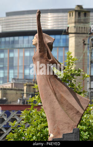 Besser, auf den Füßen zu sterben, als für immer auf den Knien - Dolores Ibarruri (La Pasionaria) Statue von der Clyde in Glasgow live Stockfoto