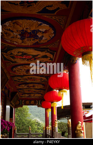 Rote Lampions hängen in den Tempel der 10.000 Buddhas in Sha Tin, Hongkong. Mai 2018 Stockfoto