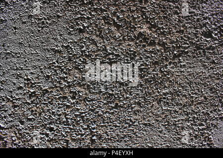 Grau Lack Peeling aus einer Betonwand. Stockfoto