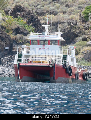 Juni 2018 - Kommerzielle arbeiten Boot an der Küste von Teneriffa Stockfoto