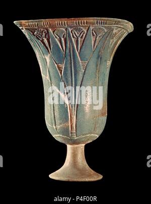 CALIZ DECORADO CON FLORES DE LIS ESTILIZADAS - Terracotta - ARTE EGIPCIO ESMALTADA. Lage: MUSEO DEL LOUVRE - CERAMICA, Frankreich. Stockfoto