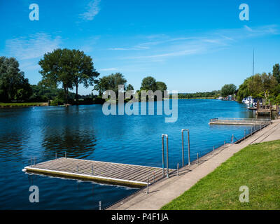 Friedlich, Bootsanleger, Themse, Bourne End, Buckinghamshire, England, UK, GB. Stockfoto