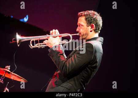 Wetzlar, Deutschland. 16 Juni, 2018. Till Brönner, German Jazz Trompeter und Fotograf, spielt an Überraschung Konzert auf der offiziellen öffnung Wochenende für neue Leitz-Park III bei Leica Camera Hauptsitz. Credit: Christian Lademann Stockfoto