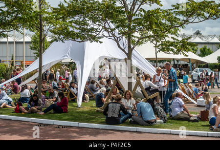 Besucher Gärtner' Welt Leben im NEC, Birmingham, Ausruhen und Entspannen, Essen, Trinken; England, Großbritannien Stockfoto