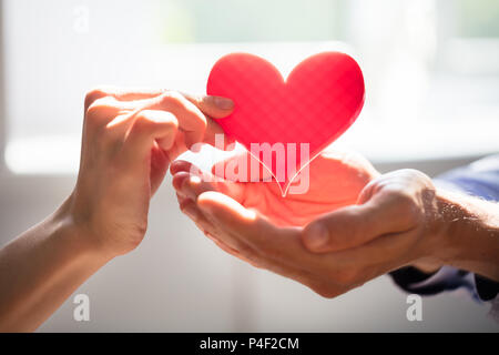 In der Nähe von Frau mit roten Herzen auf der Hand Stockfoto