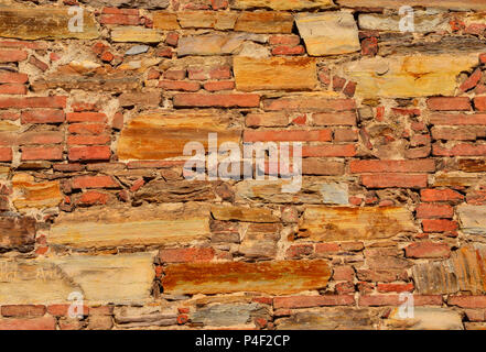 Alte composite Wand mit Steinen und Ziegeln als Hintergrund Stockfoto
