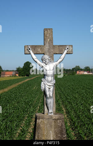 Katholische Bildstock mit Statue von Jesus auf dem Kreuz in Scitarjevo, Kroatien Stockfoto