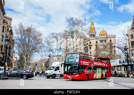 BARCELONA - MÄRZ 2018: Touristische Bus im Gran Via de les Corts Catalanes in Barcelona Spanien Stockfoto