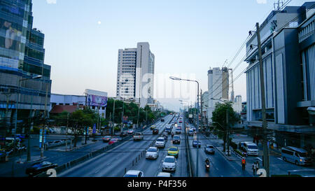 BANGKOK, THAILAND - 10. MÄRZ 2017: Sri Ayuthaya Road in Bangkok am frühen Abend nach starkem Regen über 3 Stunden. Stockfoto