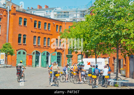 Geführte Fahrradtour Gruppe, KulturBrauerei, Kulturzentrum in der ehemaligen Brauerei, Prenzlauer Berg, Berlin, Deutschland Stockfoto