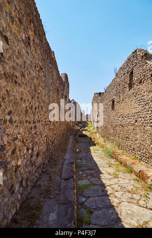 Alte historische Wände mit Kegelbahn und klaren blauen Himmel in Pompeji, Italien Stockfoto