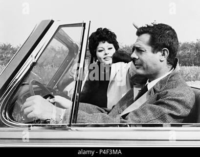 Original Film Titel: IERI, OGGI E DOMANI. Englischer Titel: GESTERN, HEUTE UND MORGEN. Film Regie: Vittorio De Sica. Jahr: 1963. Stars: Sophia Loren, Marcello Mastroianni. Credit: COMPAGNIA CINEMATOGRAFICA CHAMPION/Album Stockfoto