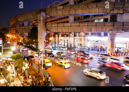 BANGKOK, THAILAND - 12. MÄRZ 2017: Ratchaprasong Kreuzung, Shopping mall District in Bangkok, Thailand am frühen Abend und Stau Stockfoto