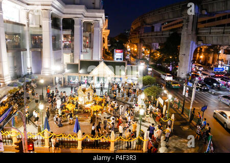 BANGKOK, THAILAND - 12. MÄRZ 2017: Ratchaprasong Kreuzung, Shopping mall District in Bangkok, Thailand am frühen Abend und Stau Stockfoto