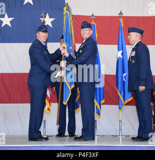 Generalmajor Patrick Doherty, 19 Air Force Commander, Hände die Guidon nach Brig. Gen. Todd Canterbury während der 56Th Fighter Wing Ändern des Befehls Zeremonie Juni 20, 2018, bei Luke Air Force Base., Ariz Canterbury das Kommando von Brig. Gen. Bach Leonard, der an den stellvertretenden kommandierenden General der Air Combined Joint Forces Befehl Komponente im Irak sein. (U.S. Air Force Foto von älteren Flieger Ridge Shan) Stockfoto