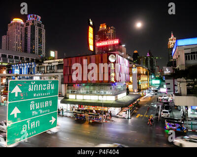 BANGKOK, THAILAND - 12. MÄRZ 2017: Ratchaprasong Kreuzung, Shopping mall District in Bangkok, Thailand am frühen Abend und Stau Stockfoto