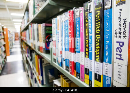 BANGKOK, THAILAND - 18. MÄRZ 2017: Viele Bücher in den Regalen wurden während der Schulferien an der zentralen Bibliothek König Mongkut Universität von Tec angeordnet Stockfoto