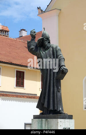 Statue des Gregor von Nin, mittelalterlichen kroatischen Bischof von Nin vor von Johannes der Täufer Kirche in Varazdin, Kroatien Stockfoto