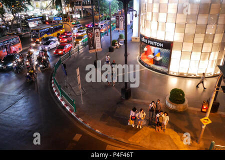 BANGKOK, THAILAND - 12. MÄRZ 2017: Ratchaprasong Kreuzung, Shopping mall District in Bangkok, Thailand am frühen Abend und Stau Stockfoto