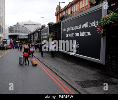 London Street in Richtung Haupteingang zum Bahnhof Paddington, London, Großbritannien. Stockfoto