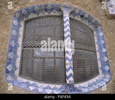 VENTANA DEL PABELLON DE LA ENTRADA del Parque Güell - SALA DE ESPERA Y DE TELEFONO COMUNAL - 1900/1914. Autor: Antoni Gaudí (1852-1926). Ort: Parque Güell, BARCELONA, SPANIEN. Stockfoto