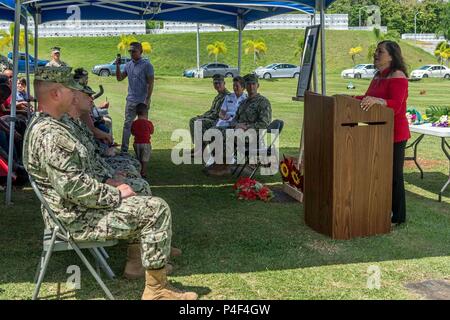 180620-N-WR 252-028 Santa Rita, Guam (20. Juni 2018) Debbie Peredo, Tochter von "Seabee Betty" vicenta Peredo, spricht über das Erbe ihrer Mutter während einer Gedenkveranstaltung an der Guam Veteranen Friedhof. Seabee Betty etabliert eine Beziehung mit American Service Members In den 1950er Jahren und unterstützt Tausende von Seabees, die über Guam bis zu ihrem Tod im Jahr 2003 bestanden. (U.S. Marine Foto von Chief Massenkommunikation Spezialist Matthew R. Weiß/freigegeben) Stockfoto