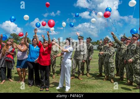 180620-N-WR 252-039 Santa Rita, Guam (20. Juni 2018) "Seabee Debbie, "Debbie Peredo (in Rot), Tochter von Seabee Betty, Kapitän Stephanie Jones, kommandierender Offizier der Marine Engineering Befehl Marianen, Seabees, Familie, und Freunde von Seabee Betty release Ballons während einer Seabee Betty Gedenkveranstaltung an der Guam Veteranen Zeremonie. Vicenta Peredo, während die Seabee Kraft, bekannt als "Seabee Betty", eine Beziehung mit American Service Members In den 1950er Jahren und unterstützt Tausende von Seabees, die über Guam bis zu ihrem Tod im Jahr 2003 bestanden. (U.S. Marine Foto von Chief Mas Stockfoto