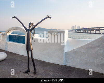 Metall Skulptur auf der Haeundae promenade Förderung der Busan International Film Festival mit dem gwangan Bridge im Hintergrund bei Sonnenuntergang, Bus Stockfoto
