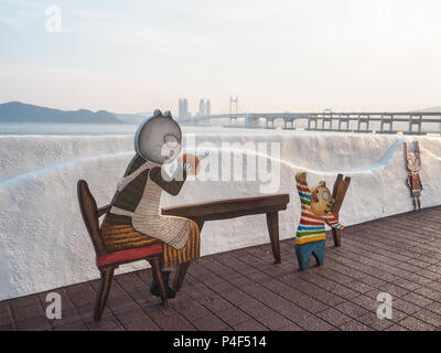 Schöne Kunst auf Haeundae Promenade in Busan, Bilderbücher für Kinder, mit dem gwangan Brücke im Rücken, Südkorea Stockfoto