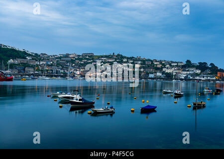 The Fowey Mündung sieht aus wie eine Eisbahn in den ruhigen Gewässern kurz vor der Morgendämmerung auf der Suche nach Polruan von Fowey. Stockfoto