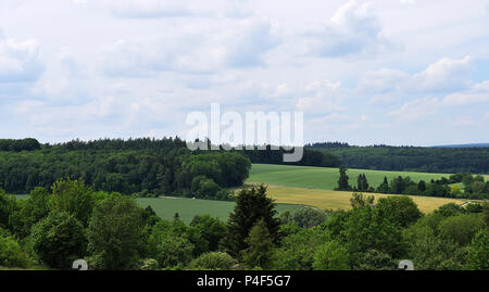 Blick über die hügelige Landschaft mit Feldern, Wiesen und Wald in der Nähe von Ulm auf der Schwäbischen Alb Stockfoto