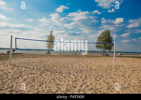 Ein Beach Volleyball net an einem schönen sonnigen Tag. Komplett mit Sand Strand und das Meer. Stockfoto